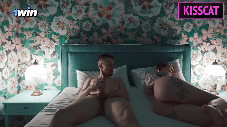 Русская мачеха не может уснуть без секса с пасынком на общей кровати