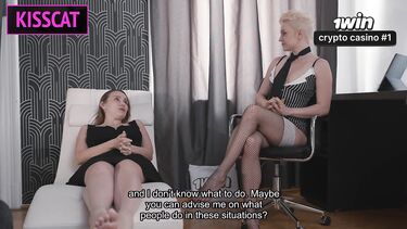 Пасынок по очереди ебет в постели женщинку сексолога и мачеху