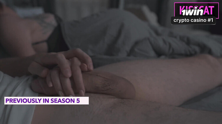 Милфы: Пасынок по очереди ебет в постели женщинку сексолога и мачеху