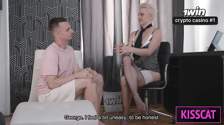 Зрелые женщины: Пасынок по очереди ебет в постели женщинку сексолога и мачеху