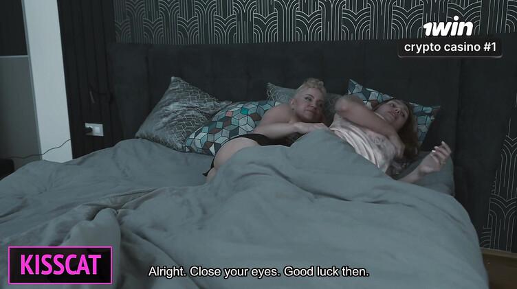 Пасынок по очереди ебет в постели женщинку сексолога и мачеху