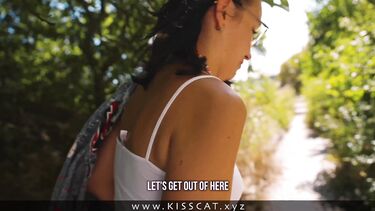 Незнакомец снял стресс брюнетке еблей на улице