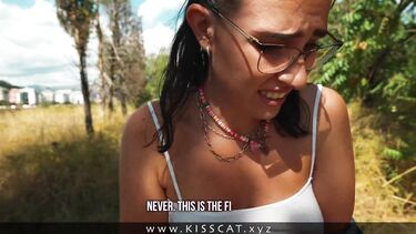 Незнакомец снял стресс брюнетке еблей на улице