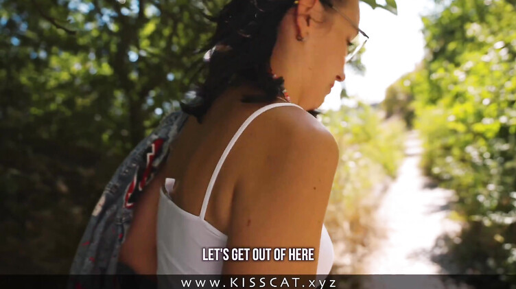 Незнакомец снял стресс брюнетке еблей на улице