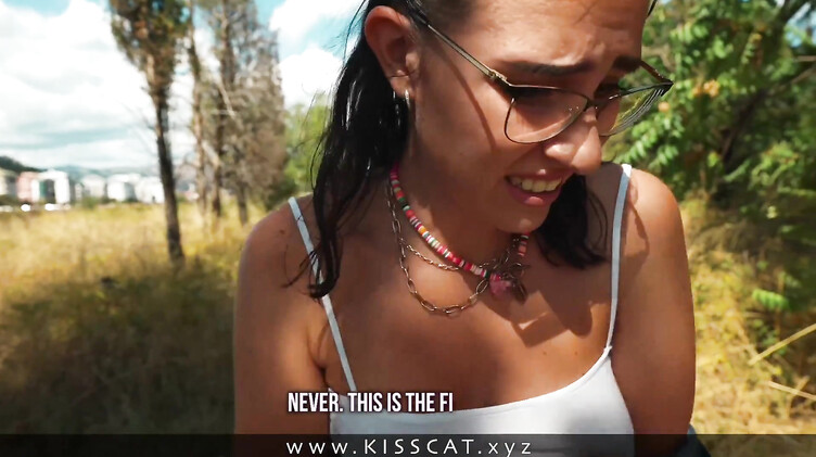 С сюжетом: Незнакомец снял стресс брюнетке еблей на улице