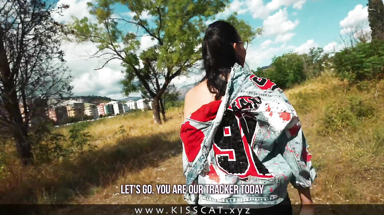 Незнакомец снял стресс брюнетке еблей на улице