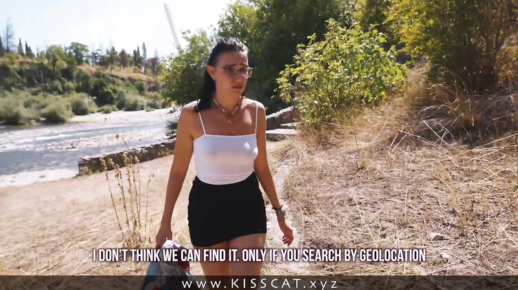 Незнакомец снял стресс брюнетке еблей на улице