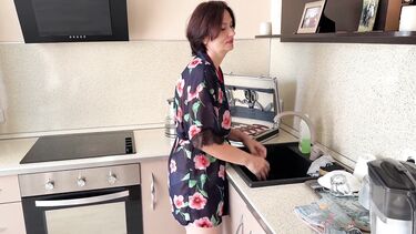 Жестко шпилит на кухне 45-летнюю маму друга