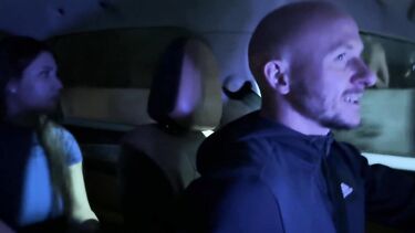 Лысый русский парень подвез и трахнул в машине жопастую незнакомку