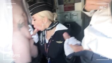 Стюардесса ебется с двумя пилотами Боинга в полете