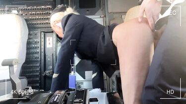 Стюардесса ебется с двумя пилотами Боинга в полете