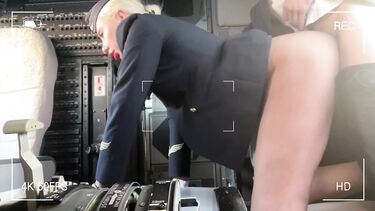В перчатках: Стюардесса ебется с двумя пилотами Боинга в полете