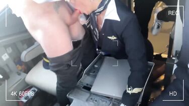Стюардесса ебется с двумя пилотами Боинга в полете