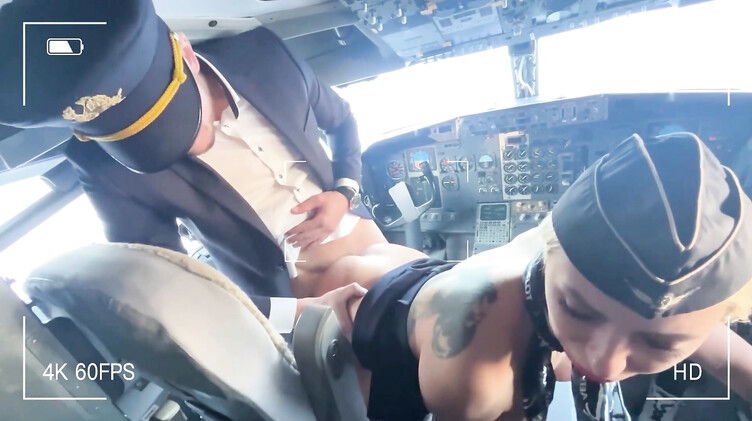 Стюардесса ебется с двумя пилотами Боинга в полете