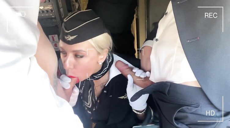 Стюардесса ебется с двумя пилотами Боинга в полете