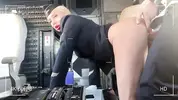 пилот трахает стюардессу раком в самолете