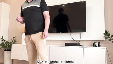 Мама друга лишила девственности, соблазнив на первый секс