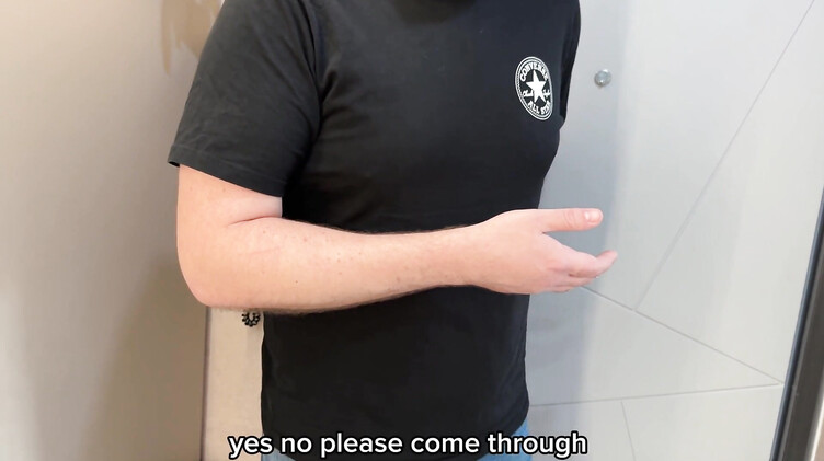 Мама друга лишила девственности, соблазнив на первый секс