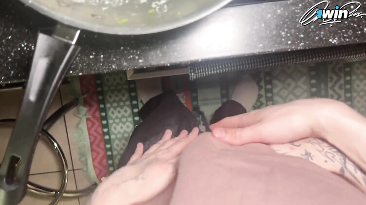 18-летняя русская девчонка соблазнила на секс любимого отчима