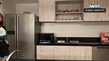 Черлидерша слюняво сосет кривой хуй отчима за деньги на бензин