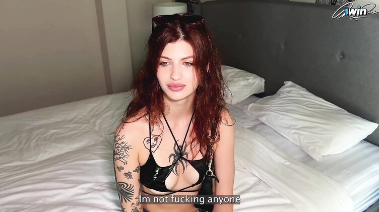 Отчим и падчерица: Развратная русская падчерица трахается за деньги со своим отчимом