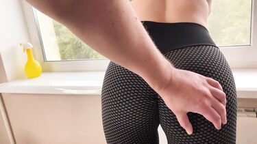 Отсос хуя очень крупным планом во время разговора по телефону с мужем