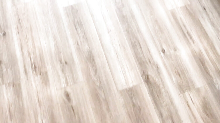 Пердит обкончанной мандой после ебли с отчимом