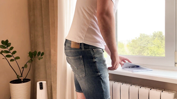 С сюжетом: Пердит обкончанной мандой после ебли с отчимом