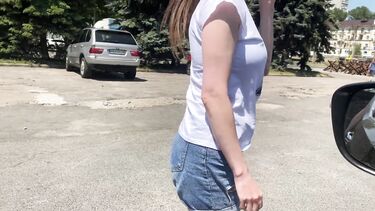 Незнакомка за деньги сосет хуй онанисту в машине