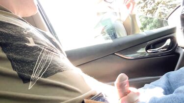 Незнакомка за деньги сосет хуй онанисту в машине