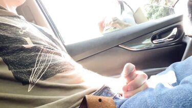 Незнакомка за деньги сосет хуй онанисту в машине