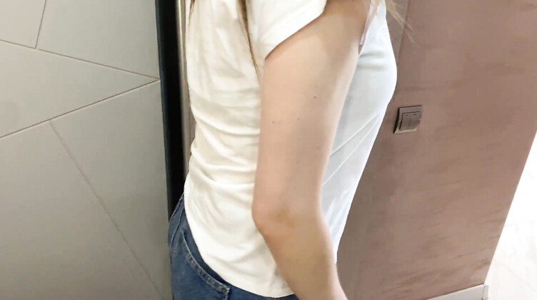 Незнакомка за деньги сосет хуй онанисту в машине