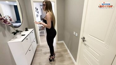 В штанах: Риелторша в кожаных штанах и очках глубоко отсасывает клиенту