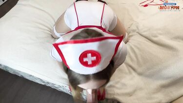 Медсестра снимает напряжение пациенту отсосом и еблей