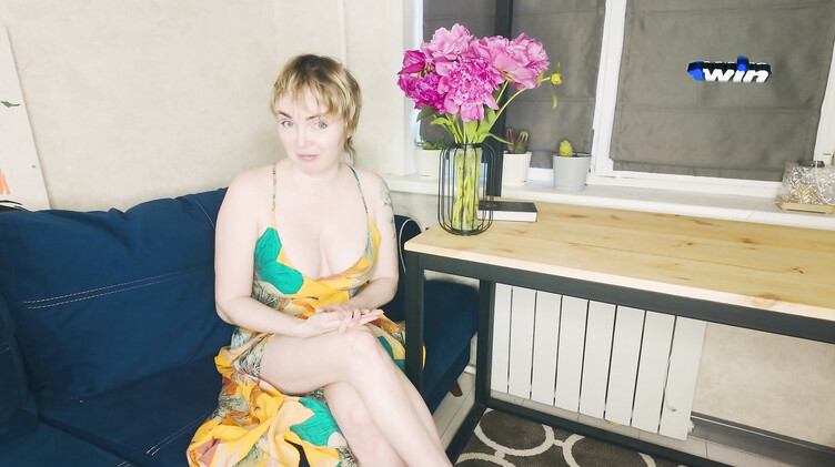 Зрелая мачеха с короткой стрижкой дала денег пасынку за инцест секс на диване