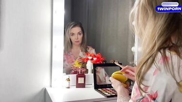 Помог мачехе собраться на встречу с подружками и трахнул ее