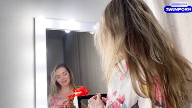 Помог мачехе собраться на встречу с подружками и трахнул ее