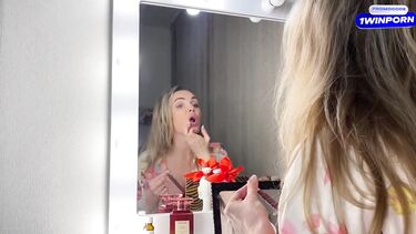 Помог мачехе собраться на встречу с подружками и трахнул ее