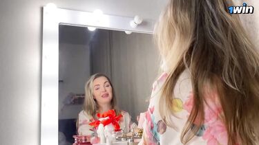 Помог мачехе собраться на встречу с подружками и трахнул ее