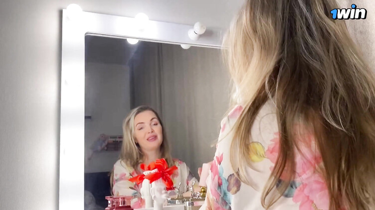 Помог мачехе собраться на встречу с подружками и трахнул ее