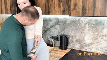 Криптотрейдер развел на секс на кухне симпатичную девушку курьера из пиццерии