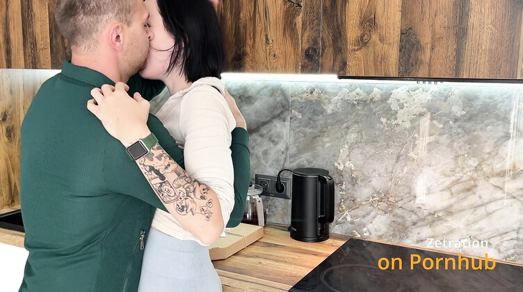 Криптотрейдер развел на секс на кухне симпатичную девушку курьера из пиццерии