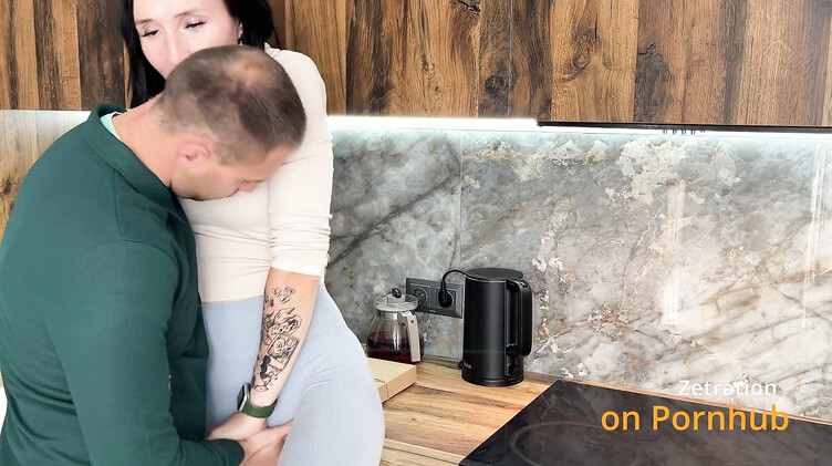 Zetration: Криптотрейдер развел на секс на кухне симпатичную девушку курьера из пиццерии