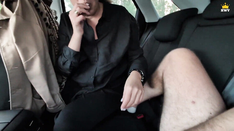 Водитель отодрал в машине зрелую деревенскую соседку