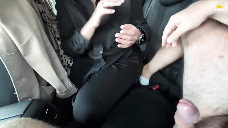 Волосатая пизда: Водитель отодрал в машине зрелую деревенскую соседку