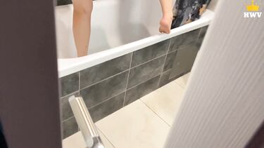 Русский пасынок подглядывает и трахает жопастую мачеху Вику в ванной