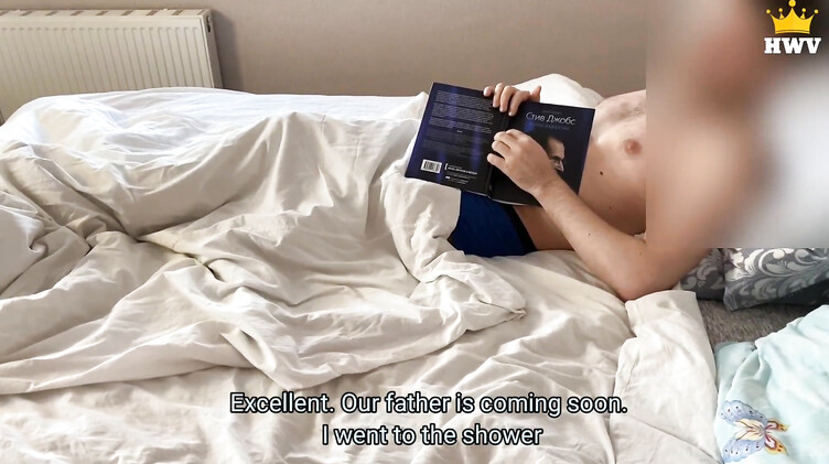 Русский пасынок подглядывает и трахает жопастую мачеху Вику в ванной