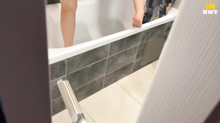 Русский пасынок подглядывает и трахает жопастую мачеху Вику в ванной