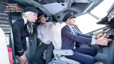 Двойное проникновение от пилотов для замужней стюардессы в самолете