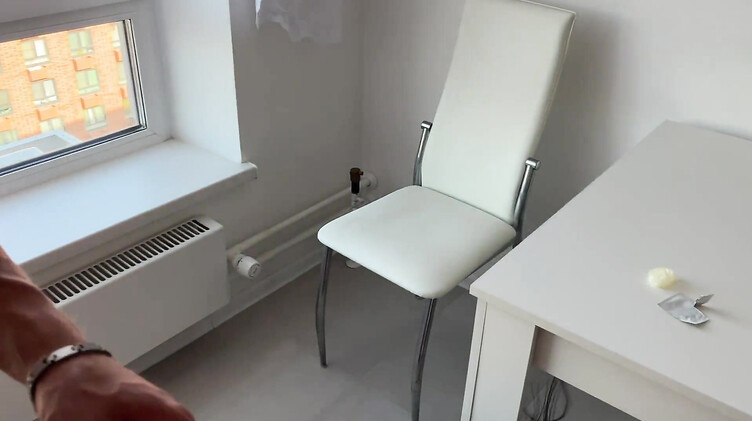 Поочередно с другом ебет анал жены в наручниках